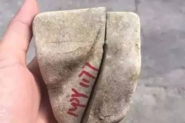 月牙缘珠宝-缅甸矿区黄翡原石皮壳展示