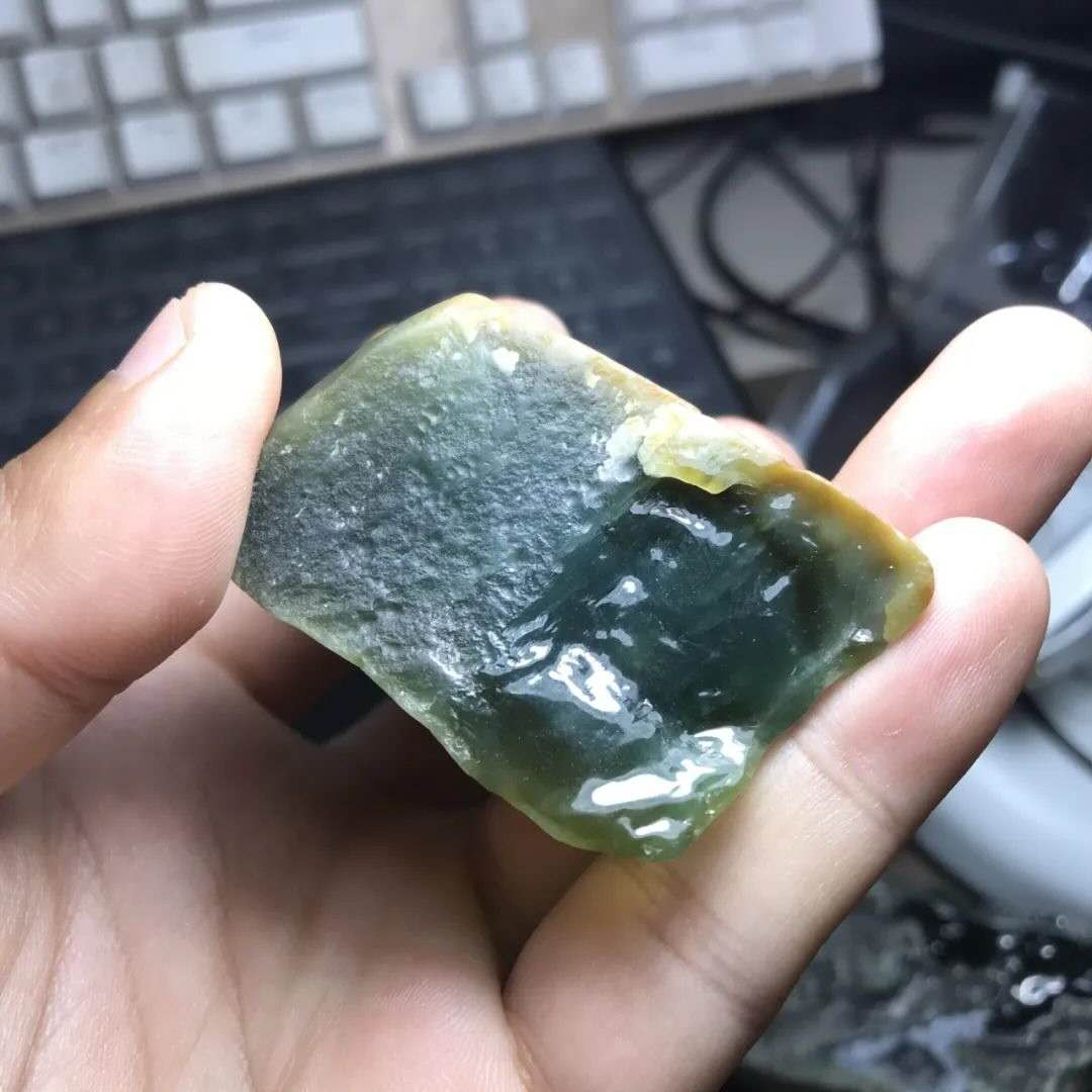 月牙缘珠宝-老坑翡翠老蓝水原石与禅意大日如来佛造像